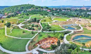 Ogród Botaniczny w Kielcach, idealne miejsce na spacer i odkrywanie atrakcji turystycznych.