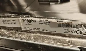Zmywarka Whirlpool WBC 3C26 B z błędem F15. Widoczna tabliczka znamionowa urządzenia.