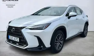 Vit Lexus NX 350h redo för ett test. En elegant SUV med modern design.