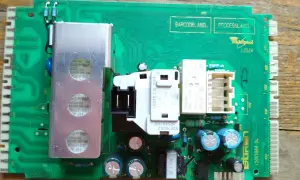 Płyta sterująca pralki Whirlpool z oznaczeniem L2524. Może być przyczyną błędu F08.
