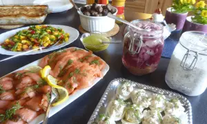 Ett härligt påskbord med mat som gravad lax, köttbullar, sill och ägghalvor.