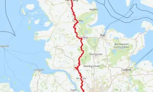 Karte zeigt eine rote Linie von Flensburg bis Hamburg, die eine Route für Fernradwege in Europa darstellt.