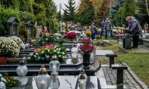 Cmentarz z grobami i kwiatami. Wyszukiwarki grobonet pomagają jak odnaleźć grób bliskiej osoby przez internet.