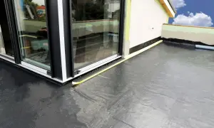 Nowoczesna hydroizolacja na balkon z czarnej membrany, chroniąca przed wilgocią.