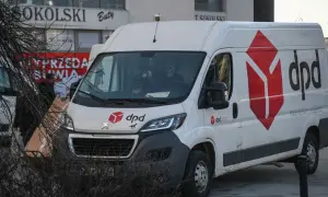 Biały van DPD z logo firmy. W kabinie siedzi kierowca w masce czaszki.
