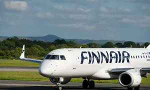 Samolot Finnair na płycie lotniska, gotowy do startu. W bagażu podręcznym zmieści się wszystko, co potrzebne na podróż.
