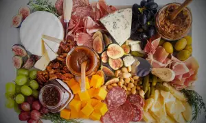 Planche apéro généreuse : brie, bleu, cheddar, charcuteries, fruits, noix, olives. Quel fromage pour planche apéro ? Un assortiment parfait pour tous les goûts !