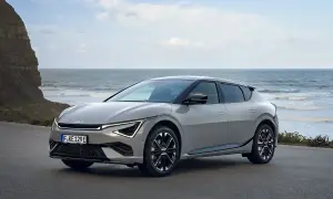 Szary Kia EV6 na tle morza. Sprawdź atrakcyjną kia ev6 cena i zamów już dziś!