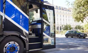 Cabine ouverte d'un camion Renault Trucks, avec des bandes bleues vives. L'air frais de la ville, comme de l'oxygène, circule.