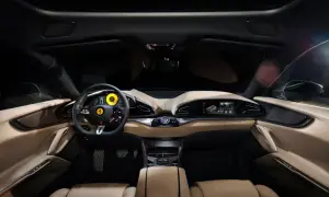 Wnętrze Ferrari Purosangue: skórzane fotele, kierownica z żółtym obrotomierzem i nowoczesny panel multimedialny.