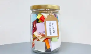 Co napisać w słoiku z karteczkami dla przyjaciółki? Inspiracje i pomysły na wyjątkowy prezent