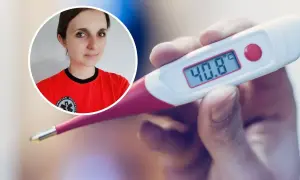 Kobieta w czerwonej koszulce patrzy na termometr pokazujący 40.8°C. Czy gorączka jest dobra?