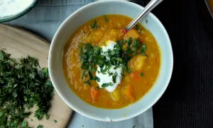 Herzhafte Linsensuppe mit einem Klecks Joghurt und frischer Petersilie, ein köstliches Gericht für kalte Tage.