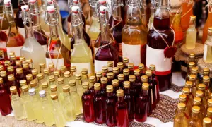 Butelkowanie wina w tradycyjnych butelkach z korkiem. Różne kolory i rozmiary butelek z winem.