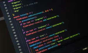 Fragment kodu programu do pisania na komputerze, pokazujący obsługę zdarzeń przeciągania i upuszczania plików.