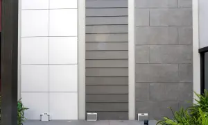 Muestras de paredes porcelanico para fachadas exteriores: paneles blancos, listones grises y baldosas de gran formato en gris oscuro.