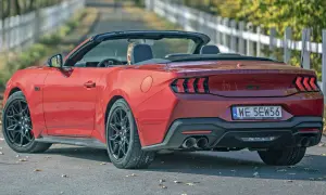 Czerwony mustang cabrio z opuszczonym dachem, gotowy na przejażdżkę.