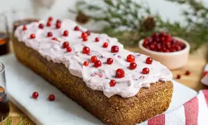Mjuk pepparkaka med frosting och lingon, perfekt till jul.