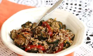 Insalata di farro con zucchine e pomodori secchi, un'idea gustosa per le tue ricette estive.