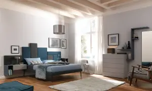 Moderna camera da letto con letto blu e grigio, testiera modulare, comodino sospeso e comò. Ottime camera ospiti idee.
