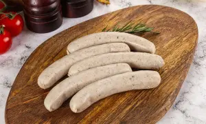 Biała kiełbasa: Jak parzyć, by była soczysta i nie pękała?