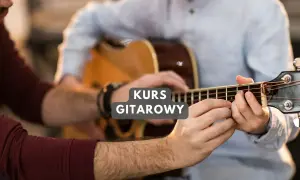 Nauczyciel pokazuje uczniowi, jak prawidłowo chwytać akordy na gitarze. "Mam te moc chwyty" - mówi uczeń, czując postęp.