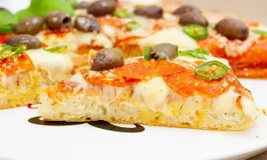 Pyszna pizza z patelni z pikantnym salami, oliwkami i papryczką jalapeno. Idealna na szybki obiad.