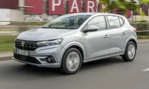 Srebrny Dacia Sandero w ruchu miejskim. Wiele osób chwali ten model za stosunek ceny do jakości, co potwierdzają liczne dacia sandero opinie.