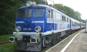 Niebieska lokomotywa EP07-335 PKP Intercity stoi na stacji. To symbol podróży, a tlk co to znaczy? To skrót od "Twoje Linie Kolejowe".