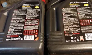 Dwie czarne butelki oleju silnikowego Motul 8100 Eco-nergy SAE 5W30 z etykietami w języku polskim i angielskim.