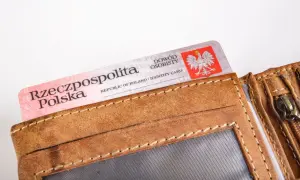 Skórzany portfel z polskim dowodem osobistym. Zastrzeżenie dowodu jest ważne.