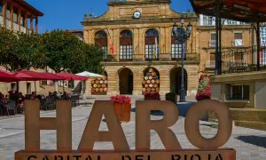 Letras gigantes "HARO CAPITAL DEL RIOJA" en plaza con Ayuntamiento y terraza. Descubre qué ver en Haro.