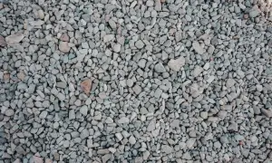 Mnóstwo szarego tłucznia, idealnego na podjazd. Sprawdź, jaka jest tłuczeń cena za wywrotkę i zaplanuj budowę!