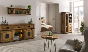 Drewniane meble w stylu industrialnym i loftowym tworzą przytulną sypialnię i salon.