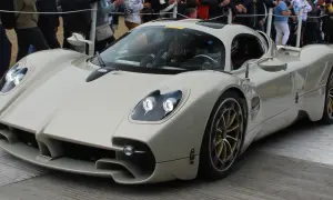 Biały Pagani z złotymi felgami, gotowy do jazdy.