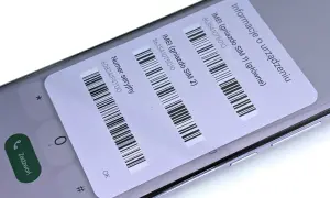 Jak sprawdzić telefon? Na naklejce z informacjami o urządzeniu widać numery IMEI i numer seryjny.
