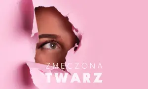 Oko kobiety przebija się przez różowy papier, ukazując zmęczoną twarz.