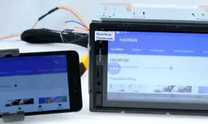 Jak połączyć telefon z radiem samochodowym? Wybierz idealną metodę!