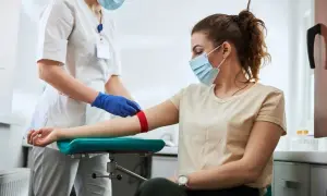 Pielęgniarka zakłada opaskę uciskową na ramię pacjentki przed pobraniem krwi. Czy do badania kreatyniny trzeba być na czczo?