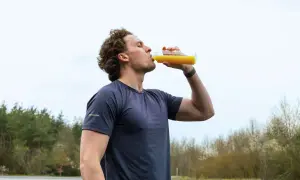Sportler trinkt nach dem Training ein Getränk. Wann Elektrolyte nehmen? Nach dem Sport ist die beste Zeit.