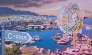 Ręka trzyma banknoty euro na tle portu na Cyprze. Tak, na Cyprze jest euro.