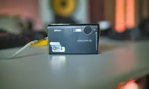 Nikon Coolpix S7c z matrycą CCD 7.1 MP i Wi-Fi. Aparat ma stabilizację obrazu VR i obiektyw Zoom Nikkor.
