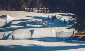 Najlepsze snowparki w Polsce: Gdzie jeździć na nartach i snowboardzie?