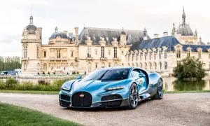 Błękitne Bugatti Chiron przed zamkiem. Zastanawiasz się, ile kosztuje Bugatti? To marzenie wielu, ale cena jest astronomiczna.