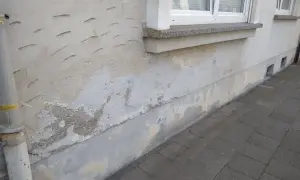Salpeter an der Wand zeigt sich als Ausblühung. Die Stelle muss vorbereitet werden, bevor man die Wand streichen kann.