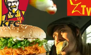 Mężczyzna w czapce z beretem je Zinger KFC. Obok logo KFC i zabawna rybka.