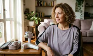 Donna sorridente con epilatori laser. Chissà quanto tempo ci vuole per rasare una stanza con questi dispositivi.