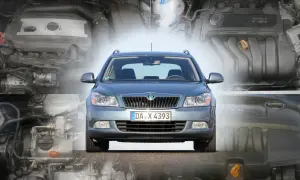 Szara Skoda Octavia 2 na tle silników.