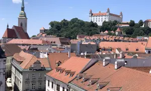 Widok na dachy Bratysławy, Stare Miasto z zamkiem na wzgórzu i katedrą.