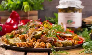 Perfekcyjna sałatka z penne i kurczakiem: przepis na każdą okazję